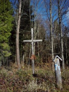 Krzyż na polanie w Górach Milickich
