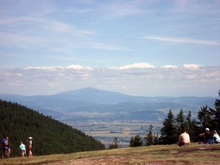 Widok z Klimczoka na podne Beskidu lskiego i Babi Gr w oddali