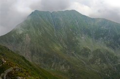 Widok z głównej grani od strony zachodniej na Vf. Viştea Mare po lewej oraz Vf. Moldoveanu po prawej