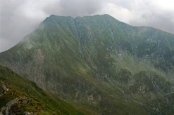 Widok z gwnej grani od strony zachodniej na Vf. Vitea Mare po lewej oraz Vf. Moldoveanu po prawej