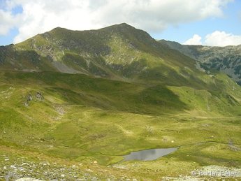 Vf. Buhescu Mare widziany z przeczy Tarnia La Cruce