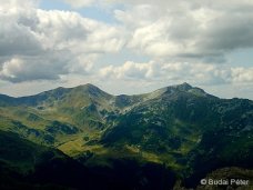 Widok z Vf. Puzdrelor na zachd, po prawej Vf. Pietrosul