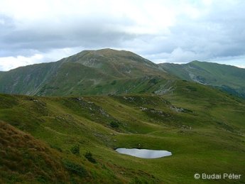 Widok z Muntele Cailor na pooon nieco niej przecz aua Grgalu oraz Vf. Grglu