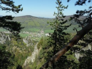 Widok na Vyšné Kamence ze szlaku powyżej doliny Obšivanka