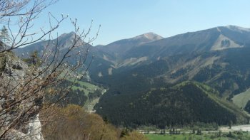 Widok z zejścia szlakiem zielonym na Veľký Rozsutec, Stoh i Poludňový grúň