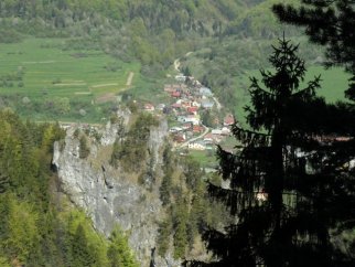 Widok na Vyšné Kamence ze szlaku powyżej doliny Obšivanka