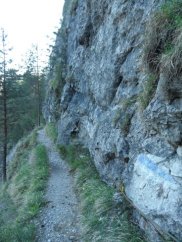 Kolejne poręcze na szlaku biegnącym powyżej doliny Obšivanka