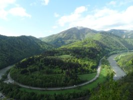 Widok ze szlaku powyej Starego hradu na zakole Wagu, biegnc wzdu rzeki drog oraz grujc nad ni luczask cz Maej Fatry