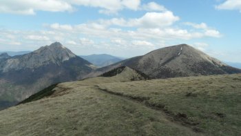 Widok z Poludovego grnia na Vek Rozsutec i Stoh