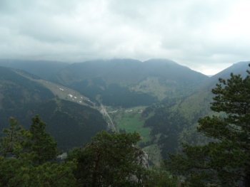 Widok z masywu Boboty na Vrátną dolinę i jej otoczenie, w chmurach m.in. Kraviarske i Baraniarky