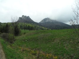 Widok z zejścia do Štefanovej na Poludňové skaly, Veľký Rozsutec we mgle