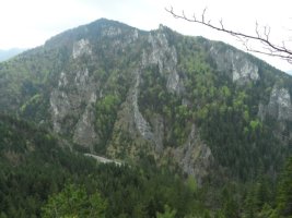 Widok na urwiste skały wznoszące się po drugiej stronie przesmyku Tiesňavy