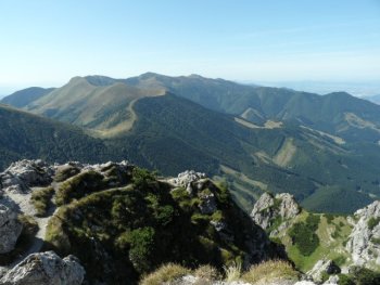 Na szczycie Vekego Rozsutca, widok na gwny grzbiet Maej Fatry Krywaskiej