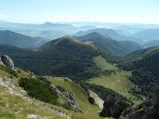 Widok z Vekego Rozsutca w stron sedla Medziholie