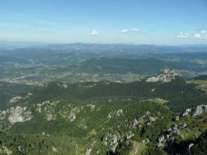 Widok z Vekego Rozsutca na niepozorny Mal Rozsutec i podne Maej Fatry