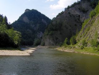 Widok na Sokolicę niedaleko ujścia Leśnickiego Potoku