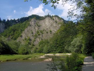 Sama Jedna — samotna turnia skalna górująca nad szlakiem niebieskim do Leśnicy (Lesnica)