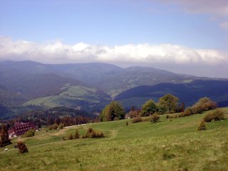 Widok z okolic Durbaszki (942 m n.p.m.), po lewej widać schronisko Widok z okolic Durbaszki, po lewej widać schronisko
