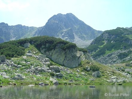 Widok na pnocn cian Vf. Bucura II znad stawu Lacul Pietrele