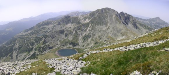 Piękny masyw Retezat widziany ze szczytu Vf. Păpuşa, na pierwszym planie jego najwyższy szczyt — Vf. Peleaga, a pod nim jezioro o tej samej nazwie