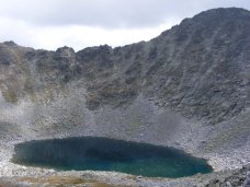 Ledenoto ezero i urwiste zbocze Maej Musay