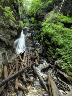 Malý vodopád oraz szlak prowadzący w górę drabinką