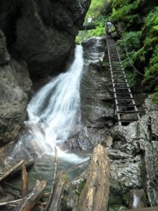 Malý vodopád oraz szlak prowadzący w górę drabinką