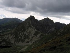 Widok na Rohacze z zejścia z Wołowca na Dziurawą Przełęcz