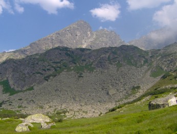 Widok na Kościelec z podejścia na Świnicką Przełęcz