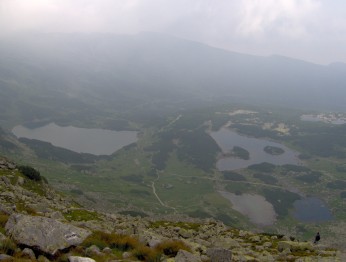 Widok na znajdujce si w dole stawy z podejcia na winick Przecz