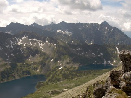 Widok z Przełączki nad Buczynową Dolinką na Dolinę Pięciu Stawów Polskich