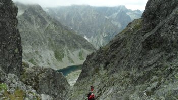 Widok z Rohatki na zachd, w dole wyania si Zmarzy Staw