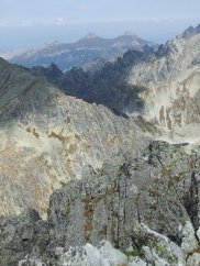 Widok z Maej Wysokiej na majaczce w oddali Tatry Bielskie