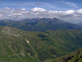 Widok z Bystrej na Tatry Wysokie, m.in. Krywa