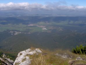 Widok z Siwego Wierchu na podnóże słowackich Tatr Zachodnich, m. in. Zuberzec (Zuberec)