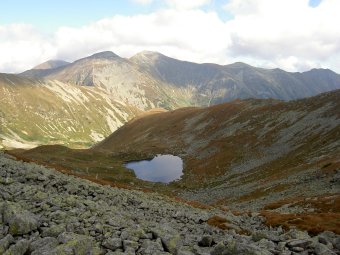 Widok na Wyni Jamnicki Staw, a dalej m.in. Jarzbczy Wierch i Raczkowa Czuba