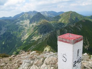 Widok z Jarzbczego Wierchu na Tatry Zachodnie, na pierwszym planie od prawej Woowiec i Rohacze