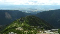 Widok z grani Otargańców na podnóże słowackich Tatr Zachodnich