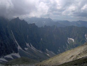 Widok z Lodowej Przełęczy na szczyty otaczające Dolinę Jaworową