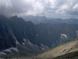 Widok z Lodowej Przeczy na szczyty otaczajce Dolin Jaworow