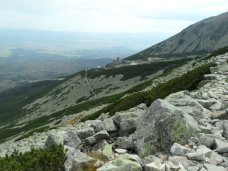 Widok na stacje kolejki i obserwatorium astronomiczne z zejcia nad omnicki Staw