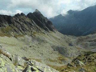 Dolina Jagnica w dole, wida Czerwony Staw Kiemarski i Modry Staw