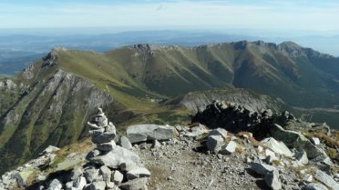 Widok z Jagnicego Szczytu na Przecz pod Kop Bielsk oraz wschodni grzbiet Tatr Bielskich