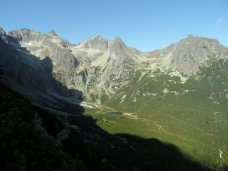 Widok na piękne i groźne szczyty zamykające Dolinę Kieżmarską od zachodu, m.in. Baranie Rogi, Czarny Szczyt, Kołowy Szczyt i Jagnięcy Szczyt