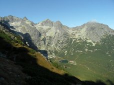 Widok na piękne i groźne szczyty zamykające Dolinę Kieżmarską od zachodu, m.in. Baranie Rogi, Czarny Szczyt, Kołowy Szczyt i Jagnięcy Szczyt