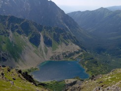 Widok z granicznego Szpiglasowego Wierchu na Nini Ciemnosmreczyski Staw