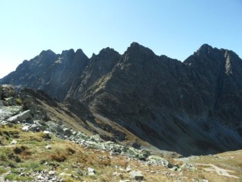 Widok z Wyżniej Koprowej Przełęczy na Grań Baszt i Szczyrbski Szczyt