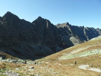 Widok z Wyżniej Koprowej Przełęczy na zachód: od lewej Hlińska Turnia, Szczyrbski Szczyt i Hruby Wierch
