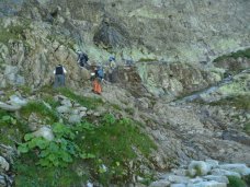 Próg skalny powyżej Żabiej Doliny, znajdują się tu jedyne ubezpieczenia na trasie