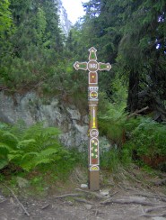 Jeden z wielu krzyży na Symbolicznym Cmentarzu Ofiar Gór